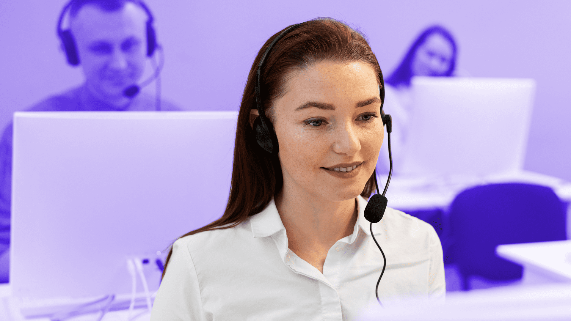 Mujer sonriente trabajando en un call center usando un automarcador Enreach