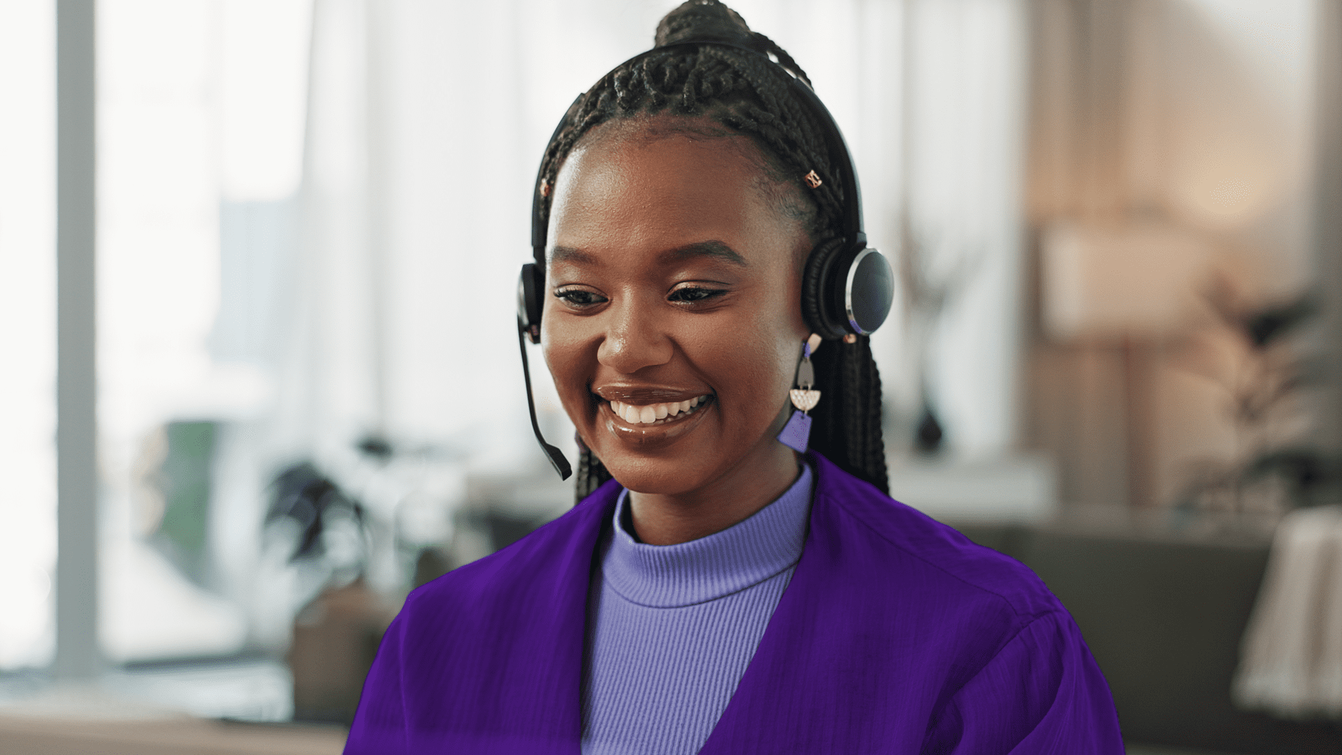 Mujer sonriente trabajando en un cloud contact center desde su domicilio