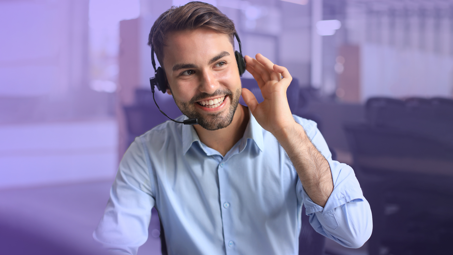 Hombre comercial sonriendo mientras habla con un lead usando automarcador