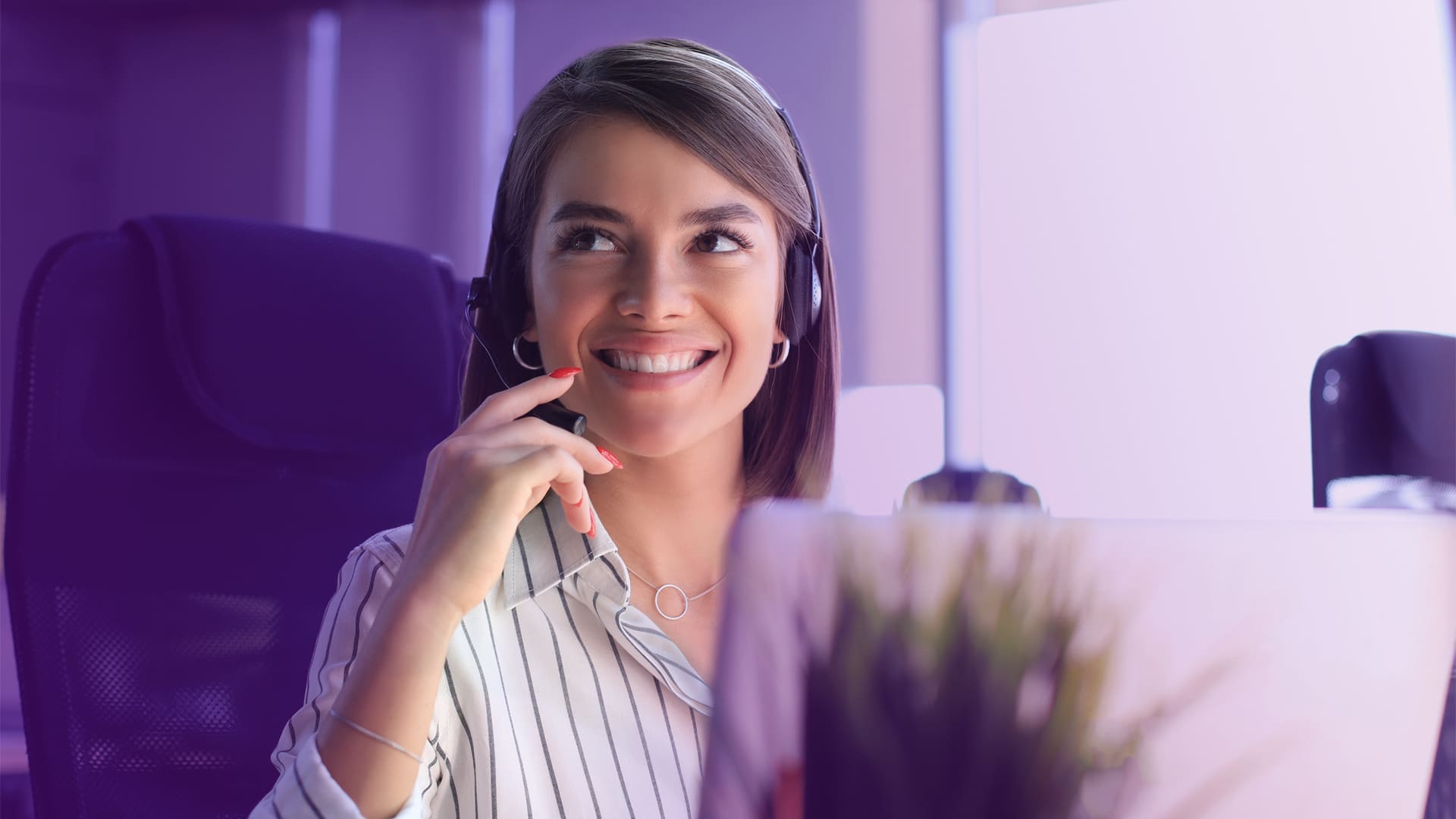 Mujer operadora de ventas telemarketing sonriendo llamando a un cliente potencial a través de un marcador predictivo