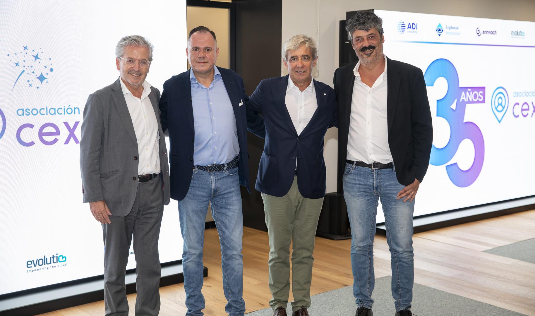 Fotografía de José Francisco, presidente de AEERC, Luís A. González, head of CCaaS sales de Enreach ES, Iñigo Arribalzaga, presidente de la Asociación CEX, y Carlos Jiménez, CCO de Enreach ES.