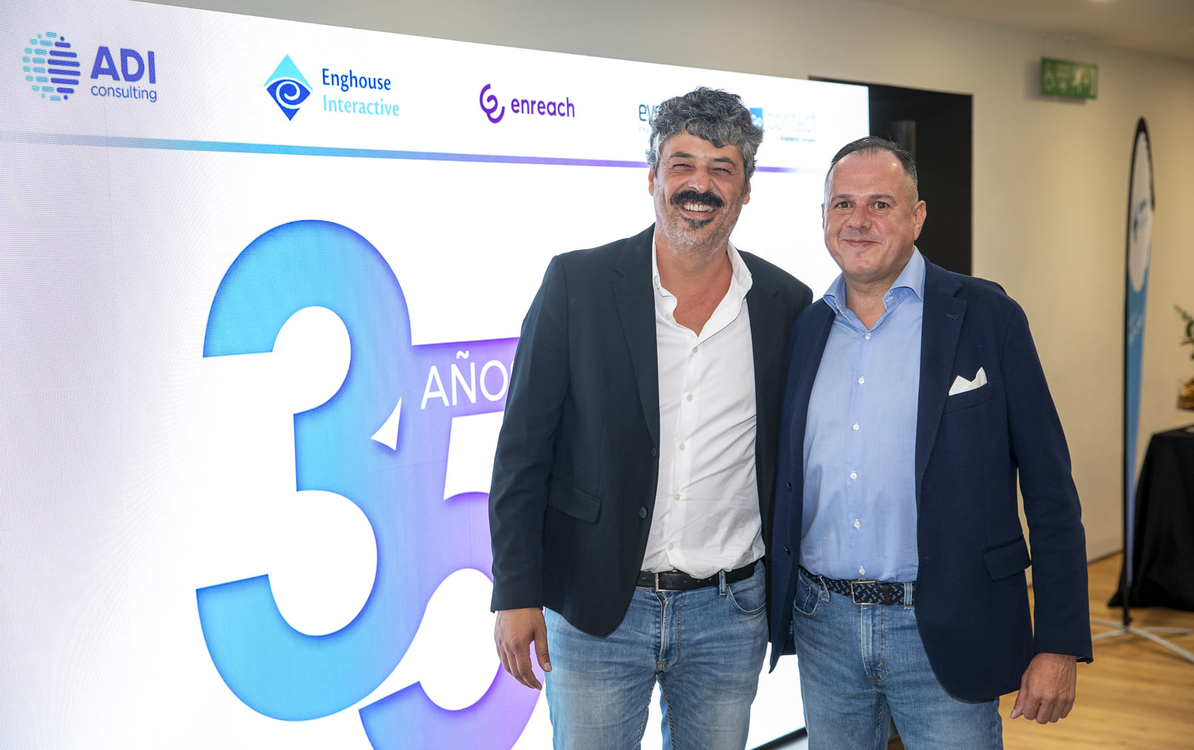 Carlos Jiménez, CCO de Enreach ES, y Luís A. González, head of CCaaS sales de Enreach ES, celebrando los 35 años de la Asociación CEX