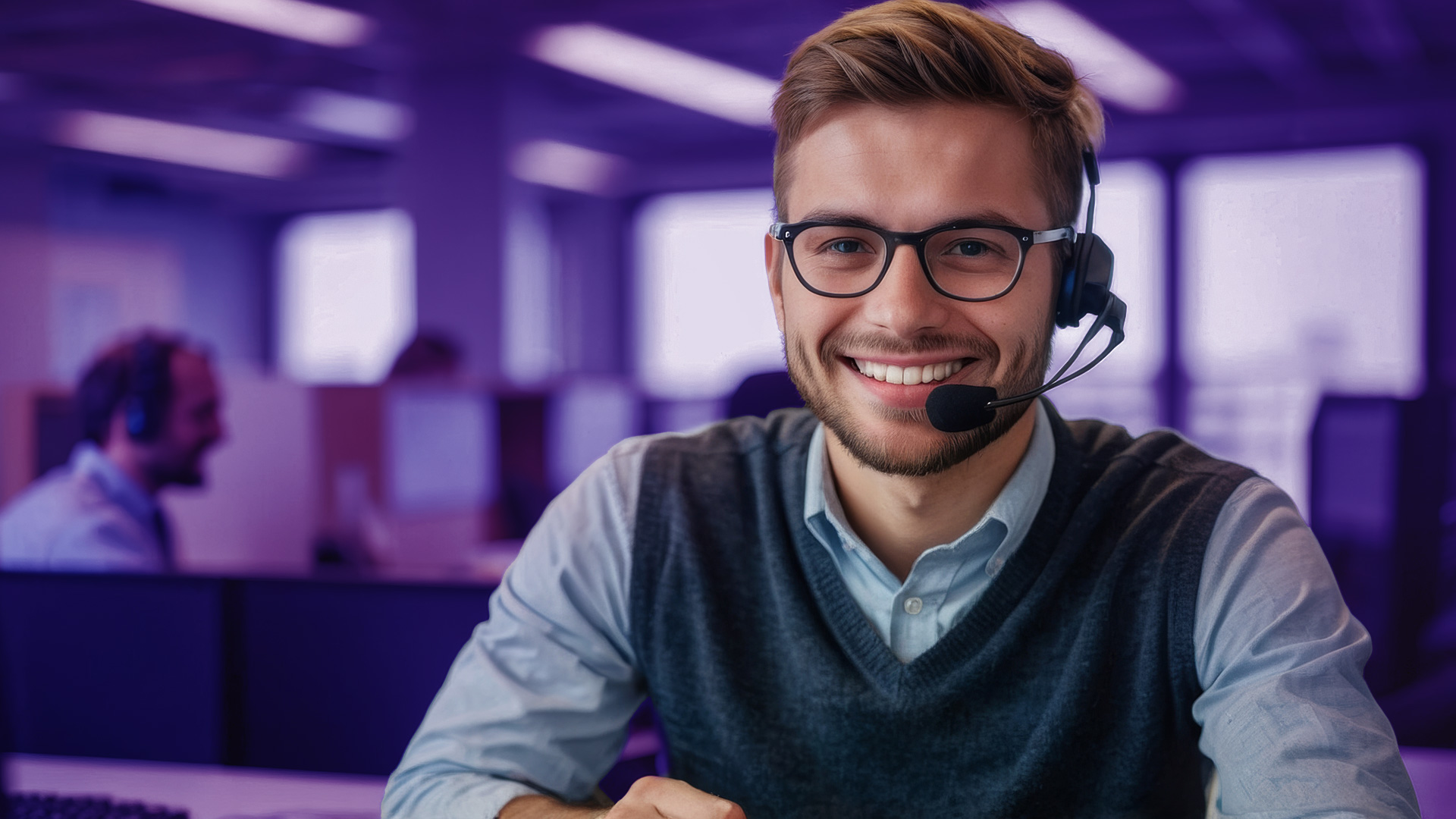 Hombre joven supervisor de contact center sonriendo