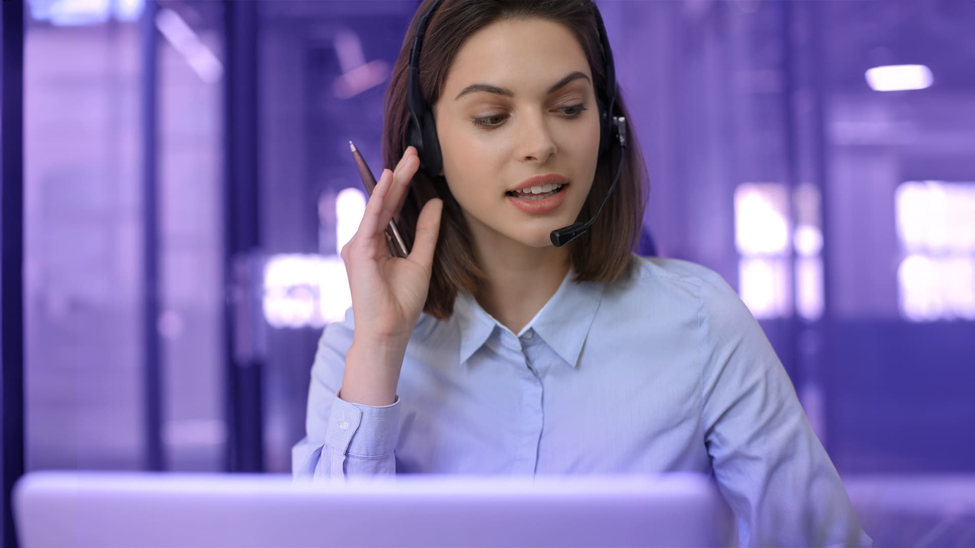 Mujer operadora centro de llamadas utilizando inteligencia artificial para formación onboarding