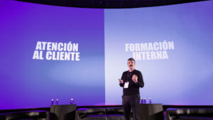 Fotografía de Carlos Jimenez, CCO de Enreach ES, durante su ponencia en Expo Relación Cliente 2023