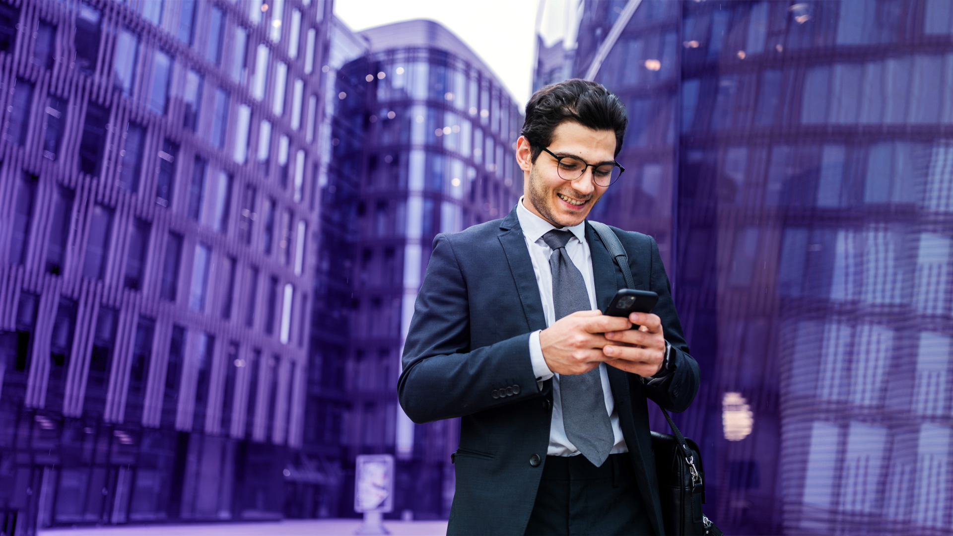 Comercial fuera de la oficina teletrabajando por el móvil usando un número virtual de la empresa