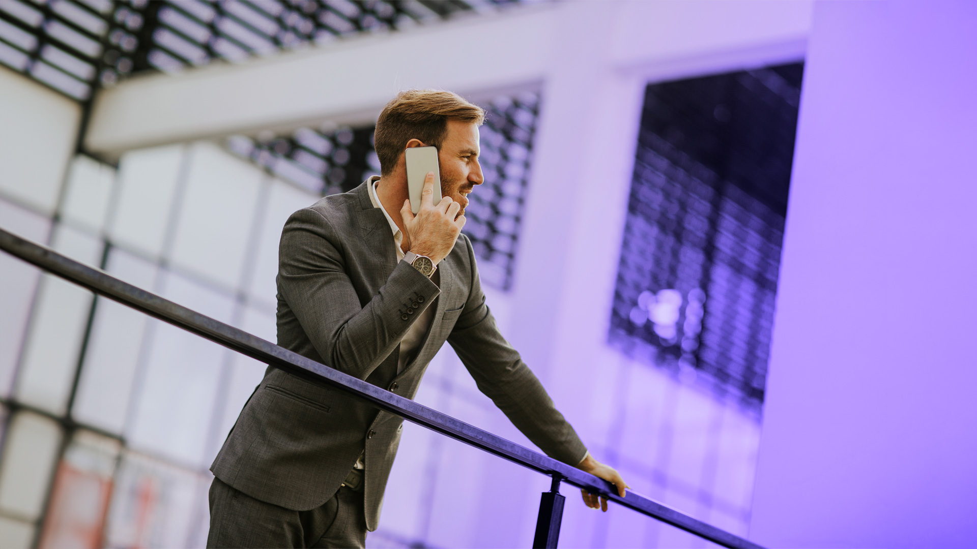 Hombre empresario fuera de la oficina llamando con el número de su empresa desde Teams