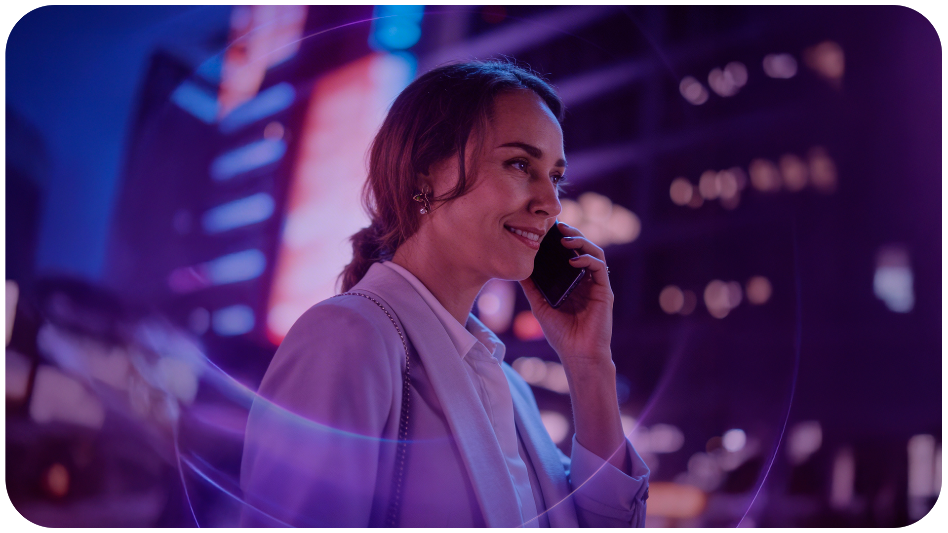 Mujer en una habitación dónde hay un escáner de reconocimiento facial