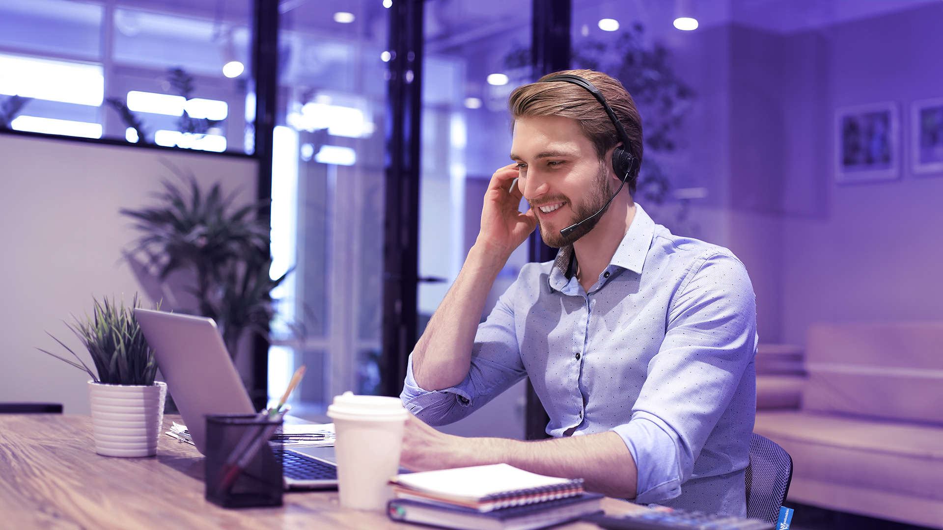 Agente de call center revisando métricas de satisfacción de cliente