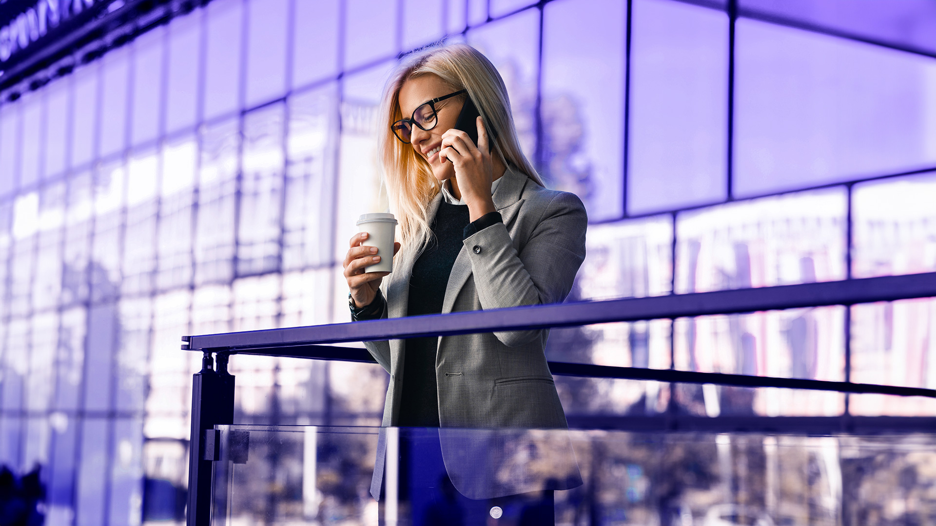 Mujer empresaria cogiendo el móvil fuera de la oficina