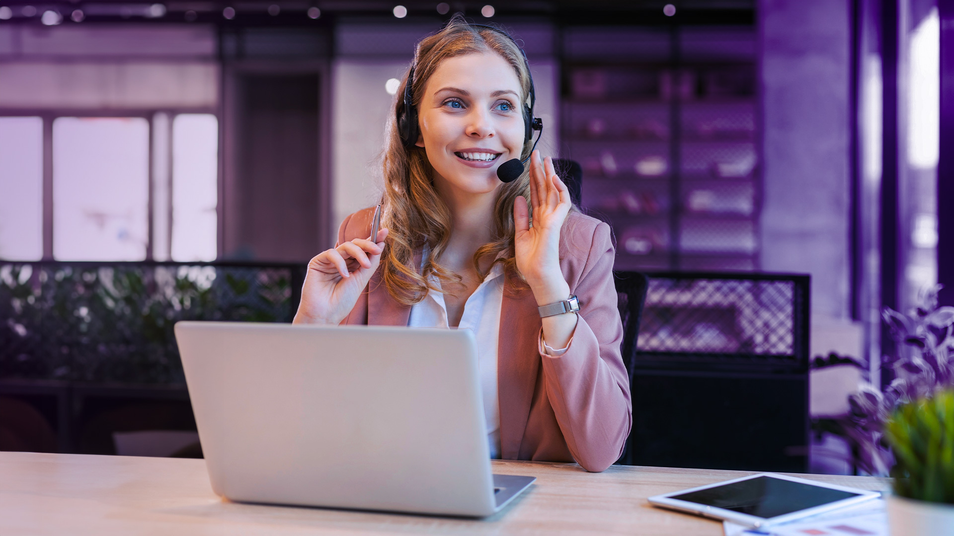 Mujer sonriendo en call center mientras hace llamadas en frío con automarcador