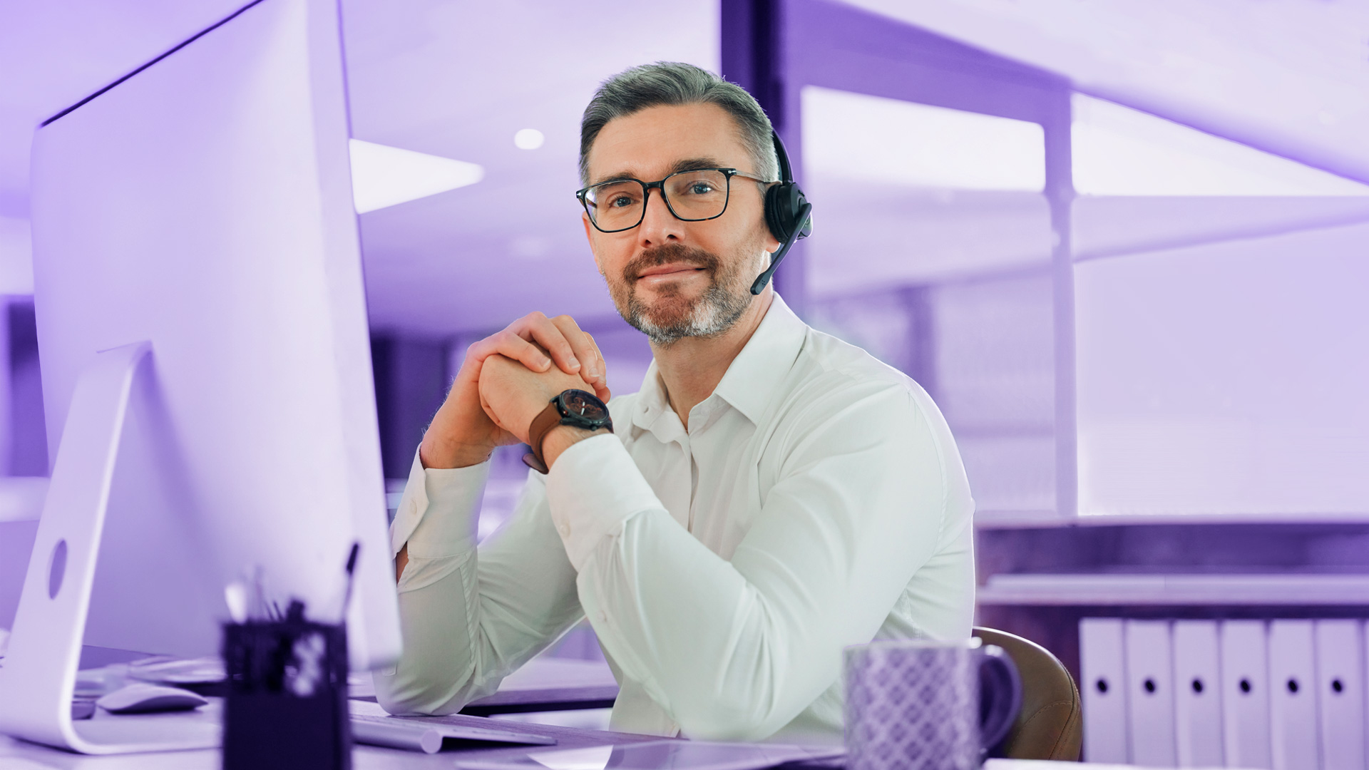 Supervisor de contact center alegre mirando a cámara