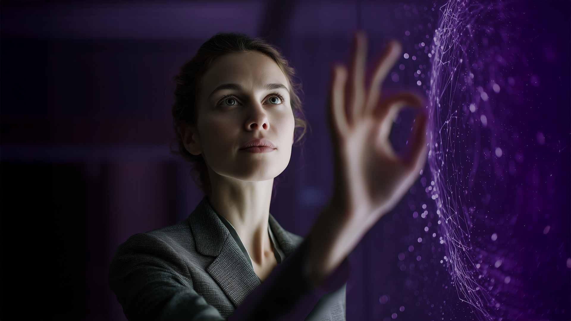 Mujer empresaria alzando la mano hacia una esfera que representa la inteligencia artificial en un fondo índigo enreach
