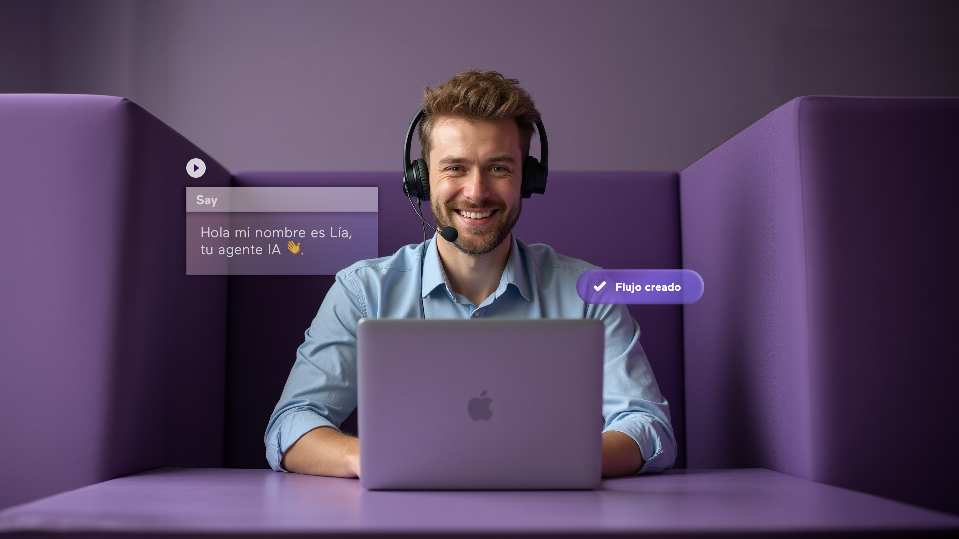 Imagen de un hombre sonriendo a cámara mientras trabaja en contact center delante de un ordenador