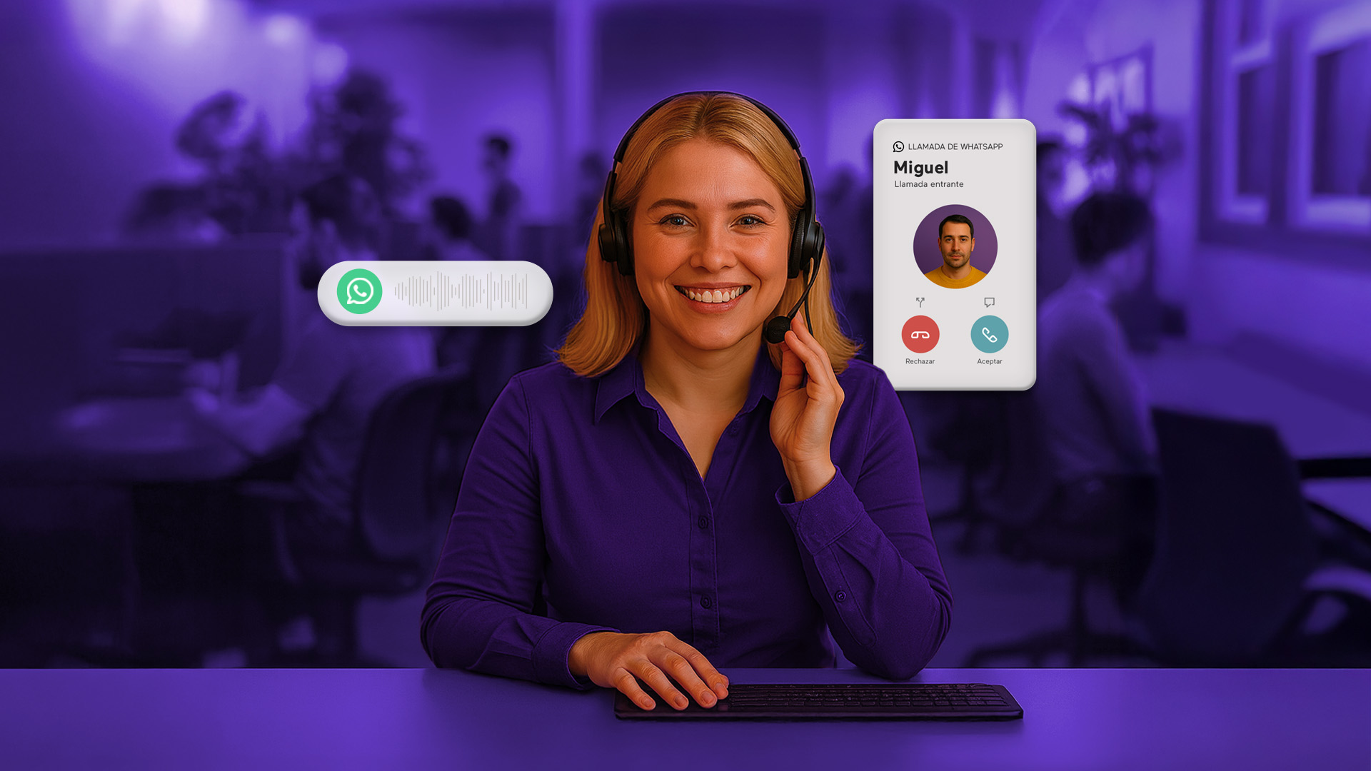 Mujer agente de contact center atendiendo una llamada de WhatsApp a través de WhatsApp Business Calling de Enreach