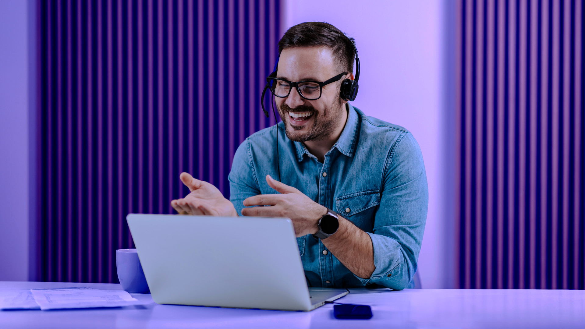 Agente outbound de contact center ventas sonriente mientras habla con un prospecto usando automarcador Enreach