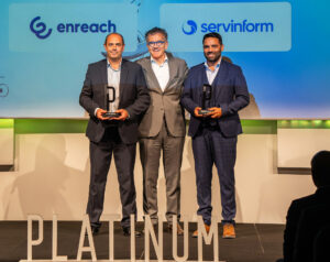Foto de recogida del premio con los representantes de Enreach y Servinform