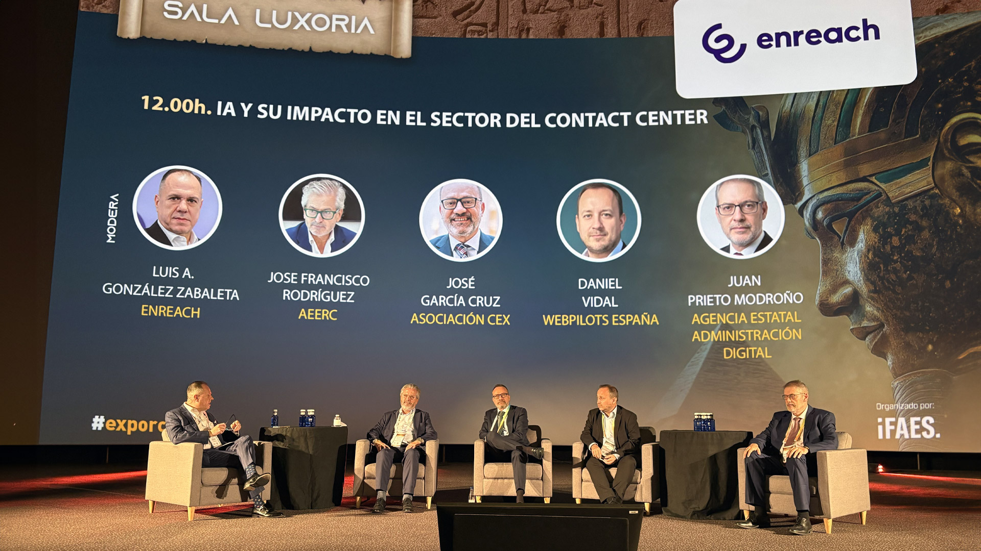 Mesa redonda sobre la IA en el contact center organizada por Enreach en Expo Relación Cliente 2026, con Luis A. González como moderador y José Francisco Rodríguez, José García Cruz, Daniel Vidal y Juan Prieto Modroño en el escenario de la Sala Luxoria